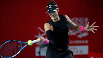 Garbiñe Muguruza devuelve una bola ante Wang Qiang en el Hong Kong Open.