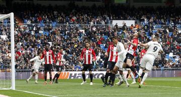 El jugador del Real Madrid Benzema marca el 2-0 de cabeza al Athletic Club. 