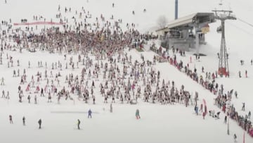 1.700 personas bajan en bikini y ba&ntilde;ador por las pistas de la estaci&oacute;n de esqu&iacute; de Sheregesh (Siberia, Rusia) en una nueva edici&oacute;n de la Bikini Ski Party, en abril del 2021. 