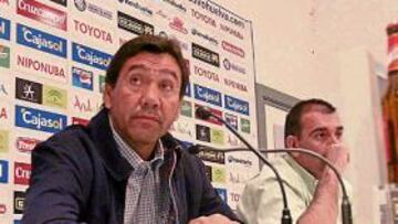 <b>OPTIMISTA. </b>Zambrano espera que su equipo gane al Valladolid para no mirar el resultado de los rivales por la salvación.