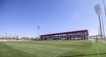 Así es el Centro Deportivo Wanda Alcalá de Henares, la nueva sede del conjunto rojiblanco situada al nordeste de Madrid. Varios equipos de su Academia comenzarán a entrenarse en estas nuevas instalaciones rojiblancas. En el recinto hay cuatro campos de fútbol-11 y otros más de fútbol-7. Se completa con una tienda oficial del club, una cafetería, gimnasio para los jugadores, una gran zona médica, oficinas para la Academia, aulas de estudio para los chicos y chicas y más de 30 vestuarios.