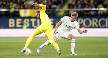 Capoue intenta controlar un balón ante la presión de Toni Kroos.
