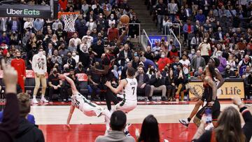 Pascal Siakam se lanza a por el balón con Pat Connaughton por los suelos en el Toronto Raptors-Milwaukee Bucks.