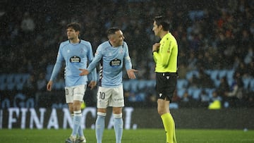 Iago Aspas, capitán del Celta, y el árbitro Munuera Montero, a la conclusión del partido que el equipo vigués disputó contra Osasuna en Balaídos.