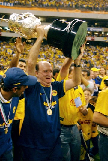 MEXSPORT DIGITAL IMAGE
26 May 2002:  Action photo of Manuel Lapuente coach of America celebrating as champions of the 2002 summer tournament after defeating Necaxa 3-2 in global./Foto de accion de Manuel Lapuente entrenador del America celebrando tras convertirse en campeones del torneo de verano 2002 luego de derrotar 3-2 en global al Necaxa. MEXSPORT/DAVID LEAH