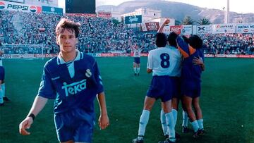 Alfonso Pérez, perplejo tras perder la Liga en la última jornada; al fondo, los jugadores del Tenerife celebran.