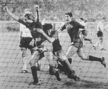 La Eurocopa de Francia del 84 dejó otro partido para el recuerdo entre ambas en la última jornada del grupo B. Una vez más con la ganadora como futura clasificada. Descubrir a la clasificada no fue una tarea sencilla. El partido fue muy igualado y hubo que esperar hasta el minuto 90 para ver cómo Antonio Maceda ponía por delante a “La Roja”. Previamente al filo del descanso, el portero alemán había salvado a su selección deteniendo un penalti que podría haber cambiado el rumbo de ese partido.