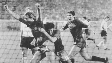 La Eurocopa de Francia del 84 dejó otro partido para el recuerdo entre ambas en la última jornada del grupo B. Una vez más con la ganadora como futura clasificada. Descubrir a la clasificada no fue una tarea sencilla. El partido fue muy igualado y hubo que esperar hasta el minuto 90 para ver cómo Antonio Maceda ponía por delante a “La Roja”. Previamente al filo del descanso, el portero alemán había salvado a su selección deteniendo un penalti que podría haber cambiado el rumbo de ese partido.