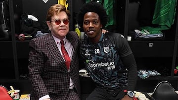 Elton John y Carlos Sánchez.