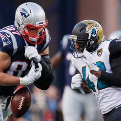 Barry Church es multado por golpe a Rob Gronkwoski
