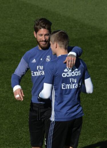 Toni Kroos y Sergio Ramos.