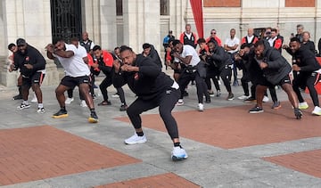 Waisea Nayacalevu, capitán de Fiyi dirige el CIBI en la Plaza Mayor de Valladolid.