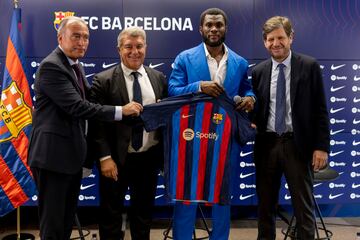 Rafael Yuste, Joan Laporta, Franck Kessie y Mateu Alemany durante la presentación. 