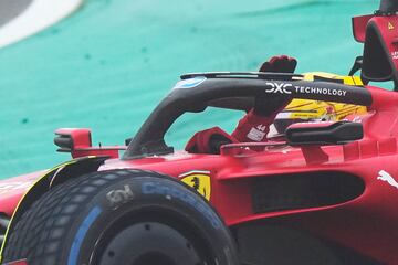 Lewis Hamilton saluda a los aficionados presentes en el Circuito de Fiorano, un autdromo privado, propiedad de Ferrari, para pruebas y desarrollo de sus automviles de produccin y de carreras.