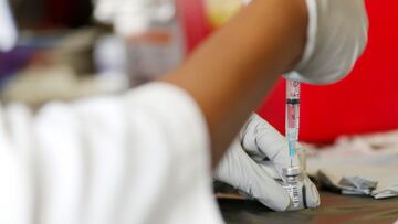 Dos mujeres se disfrazan de ancianas para recibir la vacuna