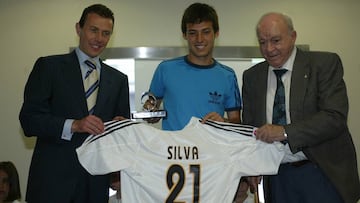 Emilio Butragueño y Alfredo Di Stéfano entregan a David Silva el Premio a los Valores Humanos en el Deporte 2015 y una camiseta del Real Madrid con el dorsal 21.