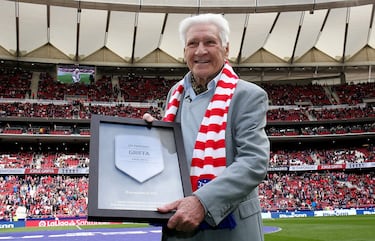 Casilda, 7 de mayo de 1935-Buenos Aires, 16 de enero de 2024. 88 años. Defensa argentino. Ganó una Liga y tres Copas con el Atlético de Madrid en los años 60. También la Recopa de 1962. Con su selección conquistó la Copa América en 1959. También jugó en el RCD Español.