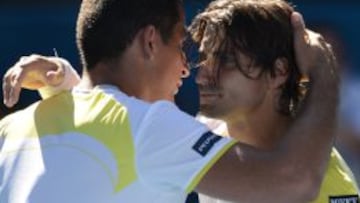 David Ferrer, tras la victoria, se abraza con Nicolás Almagro.