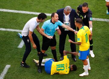 Neymar se queja de la falta de Salcedo.