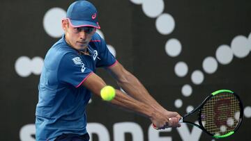 Alex De Minaur devuelve una bola ante Dusan Lajovic durante su partido en el Sydney International.