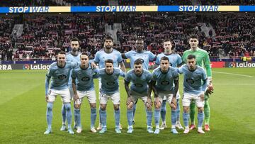 Los once componentes de la alineación inicial del Celta posan en los prolegómenos del encuentro con el Atlético de Madrid en el Wanda Metropolitano.