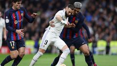 Real Madrid's French forward Karim Benzema (C) is challenged by Barcelona's Uruguayan defender Ronald Araujo (R) during the Copa del Rey (King's Cup) semi final first leg football match between Real Madrid CF and FC Barcelona at the Santiago Bernabeu stadium in Madrid on March 2, 2023. (Photo by Pierre-Philippe Marcou / AFP)