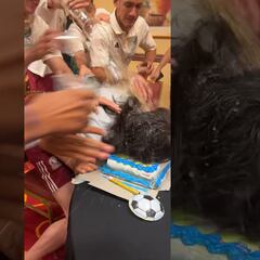 ¡Se pasaron! Carlos Acevedo sufre pastelazo con El Tri por sus 27 años