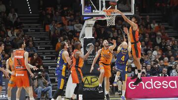 Labeyrie, pívot del Valencia Basket, pelea por el balón mientras Oliver, del Herbalife Gran Canaria, trata de molestarle.
