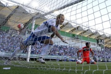 El jugador de Universidad Catolica Jose Pedro Fuenzalida, celebra el gol de Nicolas Castillo (no aparece en la foto) contra Deportes Temuco durante el partido de primera division disputado en el estadio German Becker de Temuco, Chile.