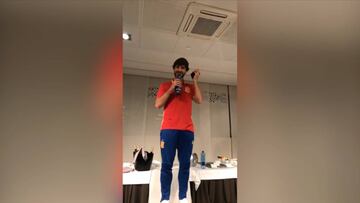 La novatada m¨¢s desafinada: Yeray dando el cante por Melendi