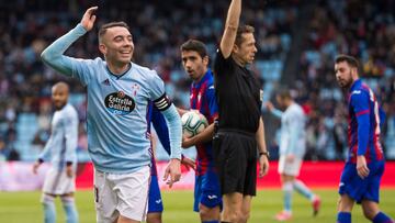 Iago Aspas sonríe irónicamente por la amarilla mostrada por el árbitro González González ante el Eibar.