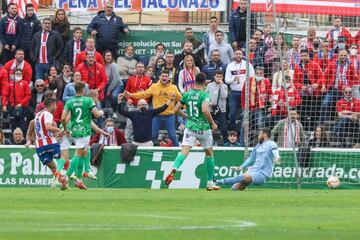 Momento en que Roni anotta el primer gol del partido.