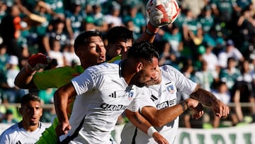 Futbol, Santiago Wanderers vs Colo Colo.
Fecha 2, grupo B, Copa Chile 2025.
El arquero de Colo Colo Brayan Cortes, izquierda, controla el balon durante el partido del grupo B de la Copa Chile contra Santiago Wanderers disputado en el estadio Elias Figueroa Brander de Valparaiso, Chile.
03/02/2025
Andres Pina/Photosport
Football, Santiago Wanderers vs Colo Colo.
2nd turn, group B, 2025 Copa Chile Championship.
Colo Colo’s player goalkeeper Brayan Cortes, left, controls the ball during the group B match of the Copa Chile Championship against Santiago Wanderers at the Elias Figueroa Brander stadium in Valparaiso, Chile.
03/02/2025
Andres Pina/Photosport