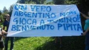 La pancarta de los aficionados del Nápoles dando la bienvenida a Higuaín.