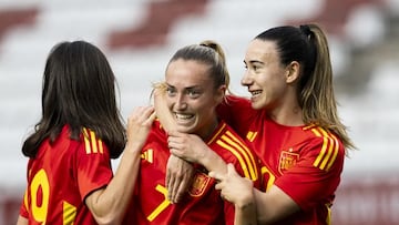 Elexpuru y Júlia Bartel felicitan a Ornella.