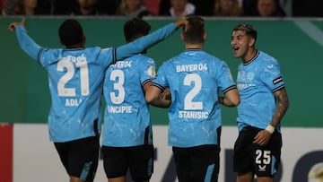 Los jugadores del Leverkusen celebran el gol de Palacios.