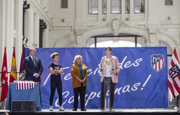 La directora del equipo femenino, Lola Romero, durante la recepción en el Ayuntamiento. 