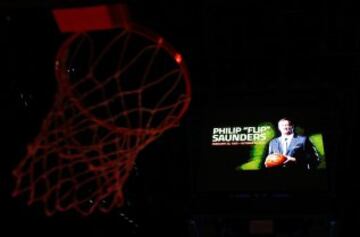 Homenaje al fallecido Philip "Flip" Saunders antes del primer partido de la temporada entre Hawks y Pistons.