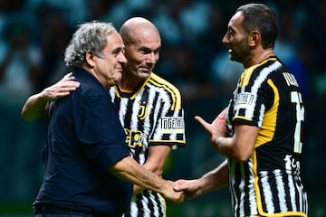 Michel Platini,  Zinedine Zidane y Mark Iuliano hablan tras el evento.