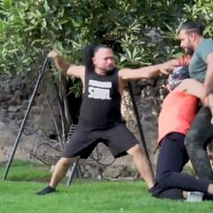 Rey Escorpión sorprende en un parque a Psycho Clown y lo ataca