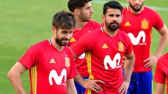 Diego Costa, en el entrenamiento de la Selecci&oacute;n espa&ntilde;ola en Murcia, junto a Piqu&eacute;.