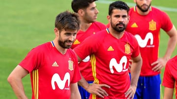 Diego Costa, en el entrenamiento de la Selecci&oacute;n espa&ntilde;ola en Murcia, junto a Piqu&eacute;.