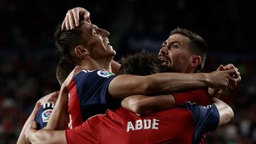 PAMPLONA, 20/10/2022.- El delantero de Osasuna Ante Budimir (i) celebra con sus compañeros tras marcar ante el Espanyol, durante el partido de Liga en Primera División que disputan este jueves en el estadio de El Sadar, en Pamplona. EFE/Jesús Diges