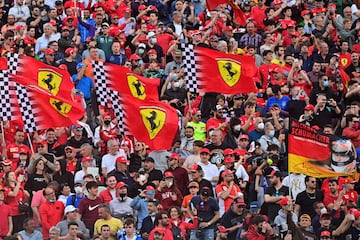 Seguidores de Ferrari ondean banderas en las gradas para el inicio de la calificaci¨®n de sprint en la pista de carreras Autodromo Internazionale Enzo e Dino Ferrari en Imola, Italia.