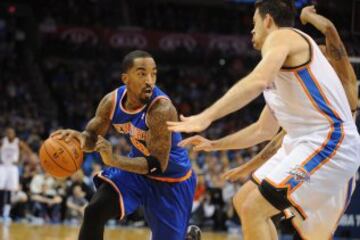 J.R. Smith (New York Knicks) trata de driblar a Nick Collison (Oklahoma City Thunder).