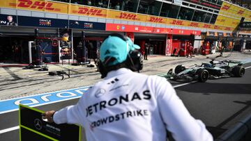 Russell entra al box de Mercedes durante una carrera de Fórmula 1 (F1).