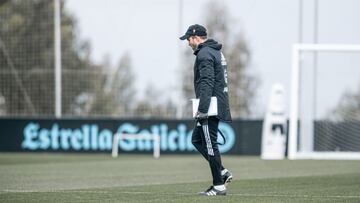 El entrenador Eduardo Coudet camina por el campo de entrenamiento del Celta en la ciudad deportiva del club celeste.