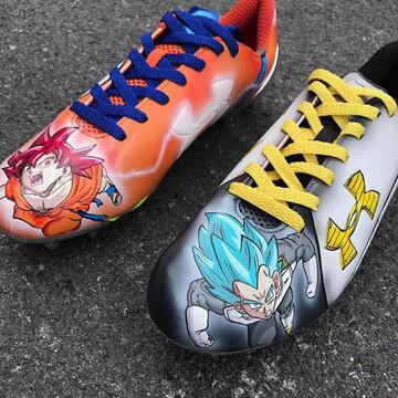 El nacido en New Jersey colocó a Goku y Vegeta en sus tenis en la máxima transformación de Super Saiyajin. 