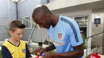 Guilavogui firmando un autógrafo.