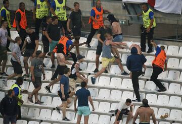 Enfrentamiento entre los ultras rusos e ingleses en el partido que enfrent¨® a ambas selecciones en Marsella durante la Eurocopa 2016.